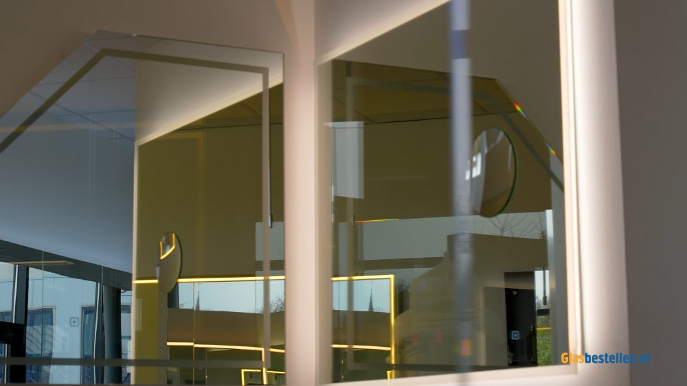 Mirror featured in a Glasbestellen.nl video produced by PuraVideos, highlighting design, functionality, and lighting in everyday use